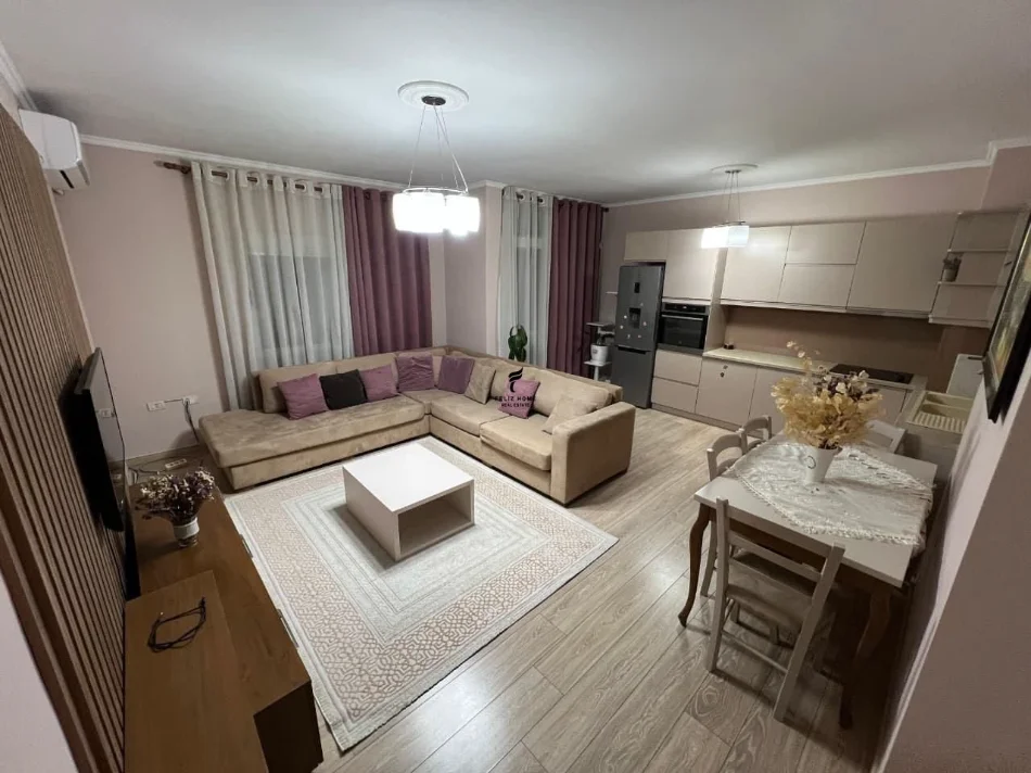 Tirane, jepet me qera apartament 2+1 , 106 m² 550 € (ASTIR)