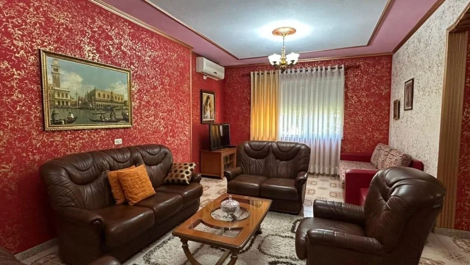 Tirane, jepet me qera apartament 2+1 , 132 m² 700 € (Vasil Shanto)