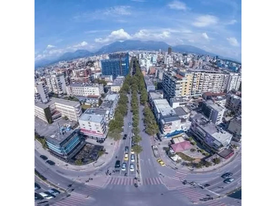 Tirane, jepet me qera apartament 2+1+2+Ballkon , 95 m² 600 € (21 Dhjetori)