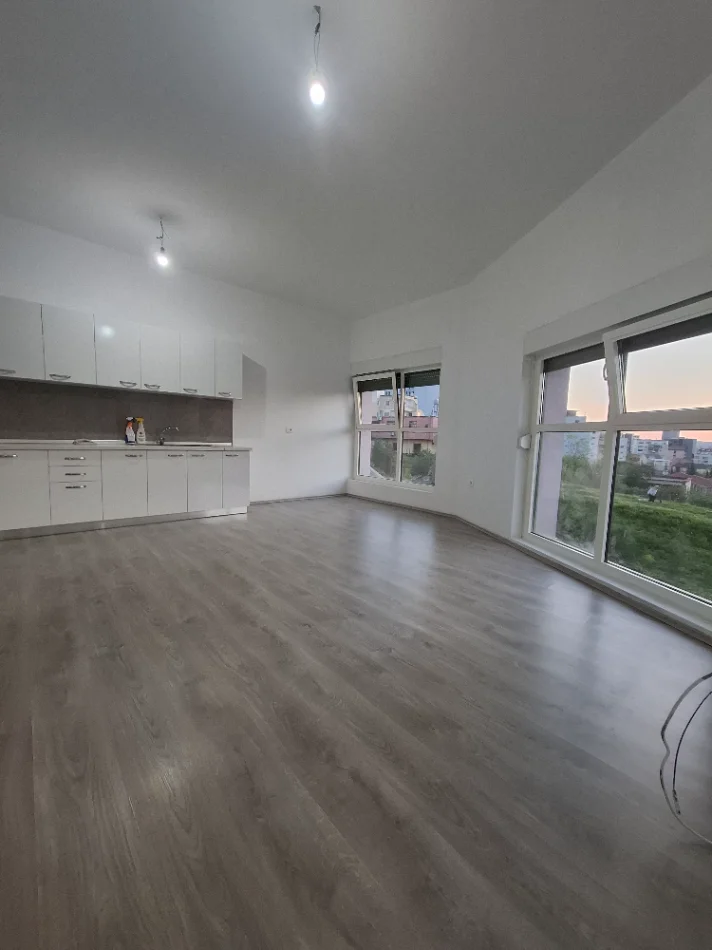 Tirane, jepet me qera apartament 2+1+2+Ballkon Kati 3, 105 m² 320 € (Kompleksi Mangalem 21)