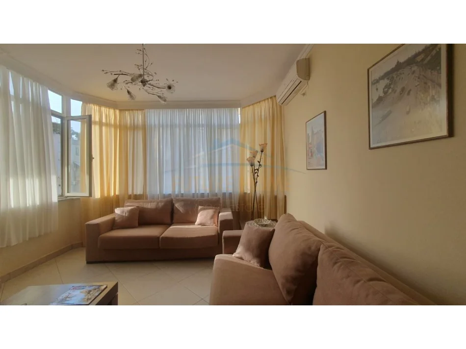 Tirane, jepet me qera apartament 2+1+2+Ballkon Kati 3, 121 m² 800 € (Komuna e Parisit)