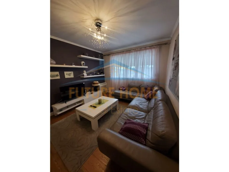 Tirane, jepet me qera apartament 2+1+2+Ballkon Kati 8, 91 m² 800 € (Tek Mozaiku , 21 Dhjetori)