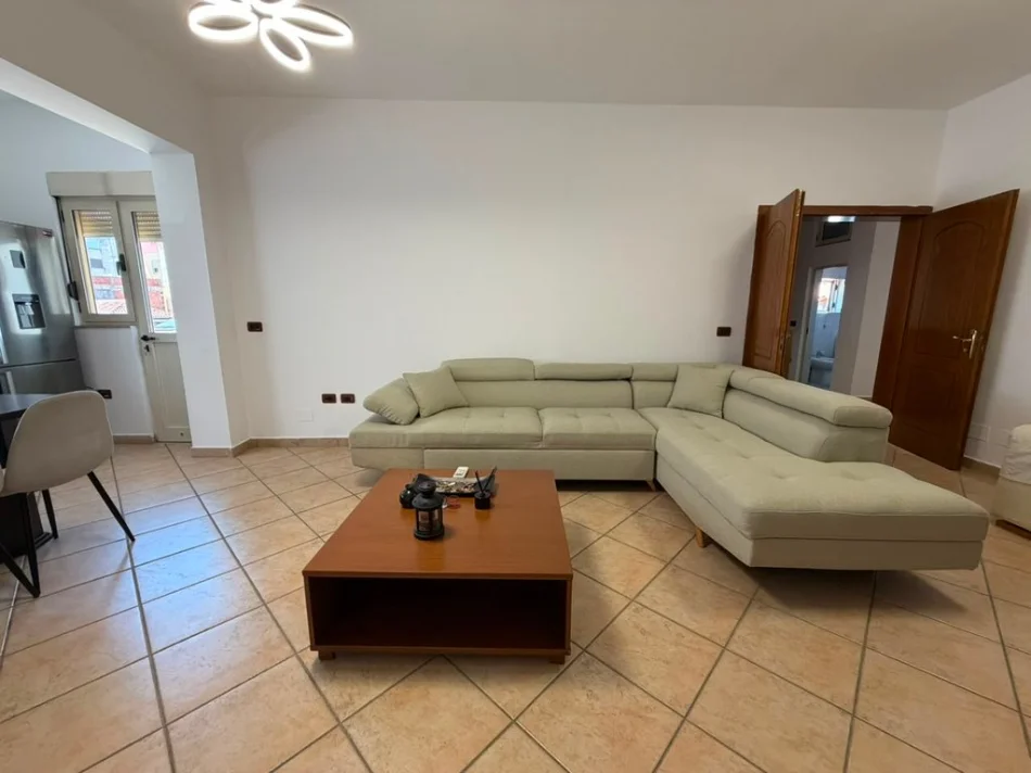 Tirane, jepet me qera apartament 2+1+2 Kati 3, 95 m² 650 € (21 DHJETORI)
