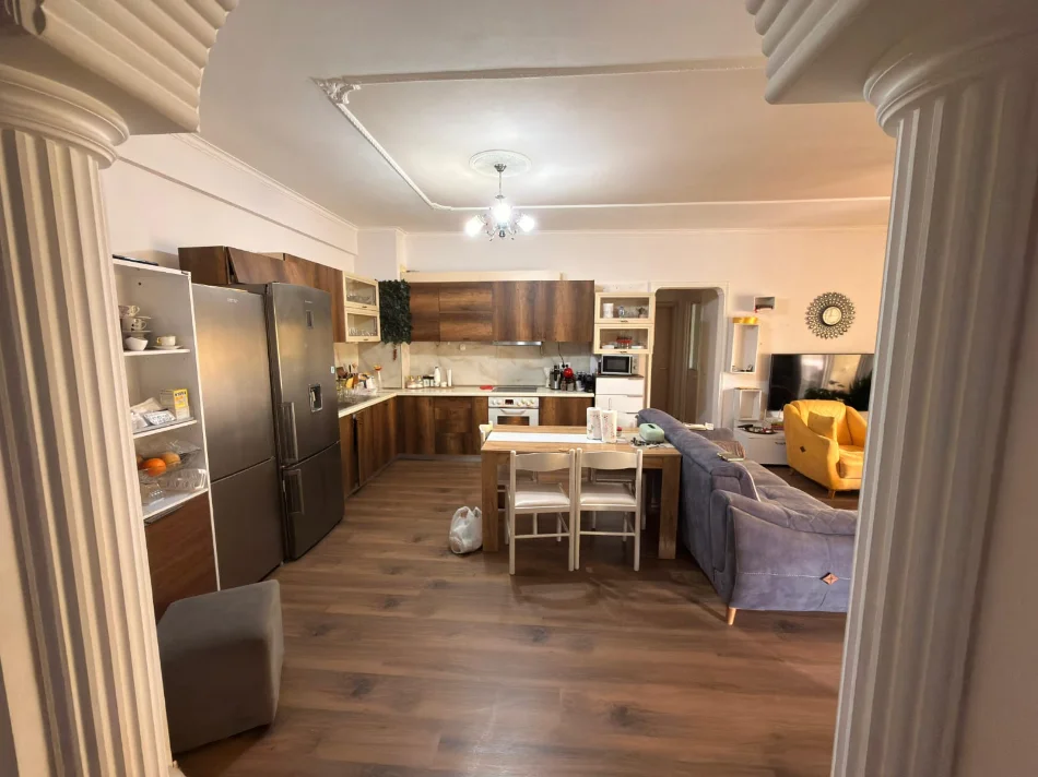 Tirane, jepet me qera apartament 2+1+2 Kati 4, 117 m² 700 € (KOPSHTI BOTANIK)
