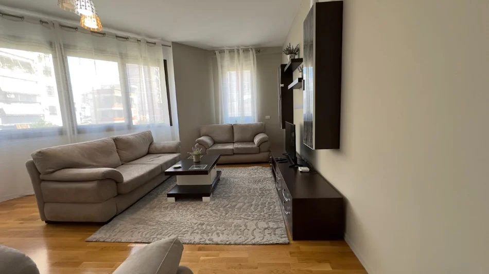 Tirane, jepet me qera apartament 2+1+2 +Post Parkimi, Kati 2, 123 m² 1.300 € (Rruga e Barrikadave)