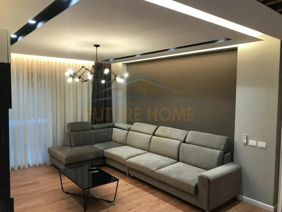 Tirane, jepet me qera apartament 2+1+2 ballkone,  Kati 1, 145 m² 1.400 € (Libri Universitar)