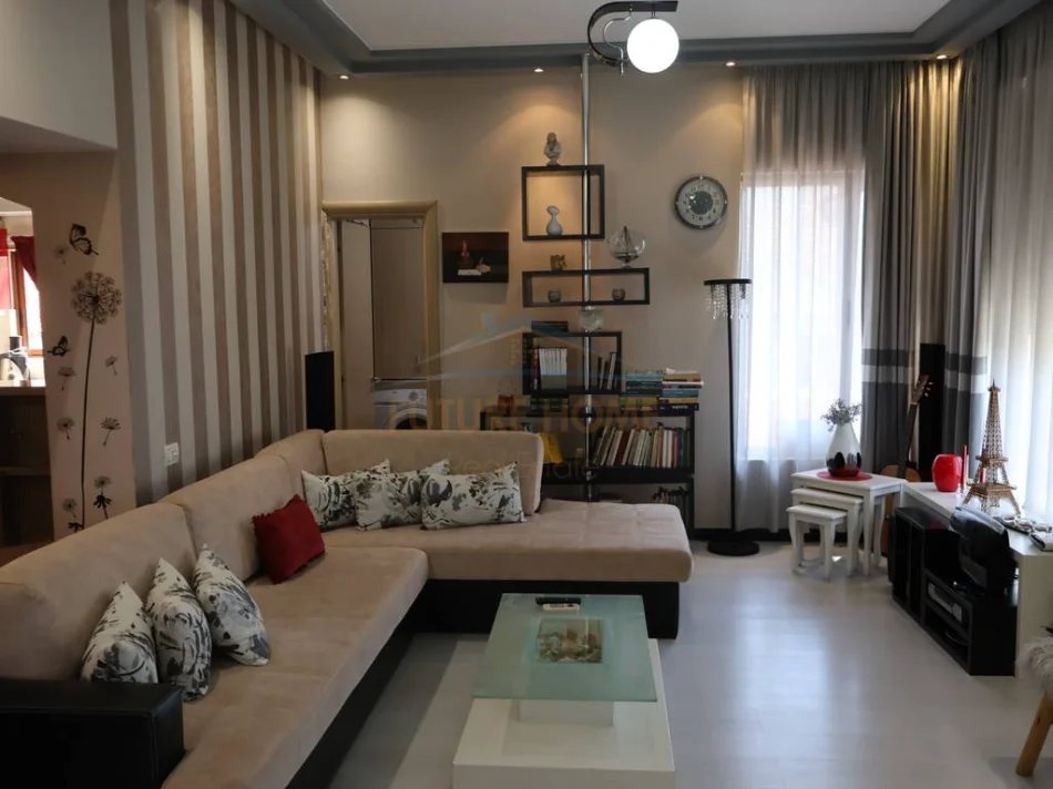 Tirane, jepet me qera apartament 2+1+3+Post Parkimi+Ballkon Kati 3, 160 m² 1.000 € (Ish Parku i Autobuzave)
