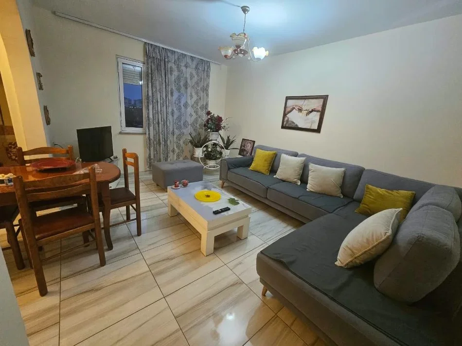 Tirane, jepet me qera apartament 2+1 , 550 € (Laprakë)