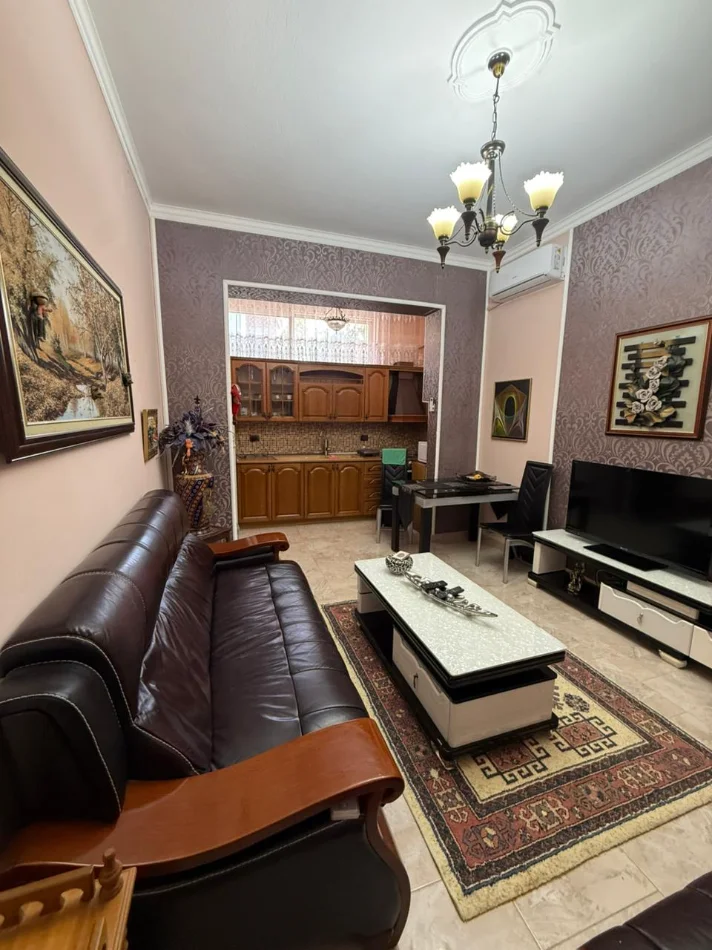 Tirane, jepet me qera apartament 2+1   700 € (STADIUMI DINAMO)