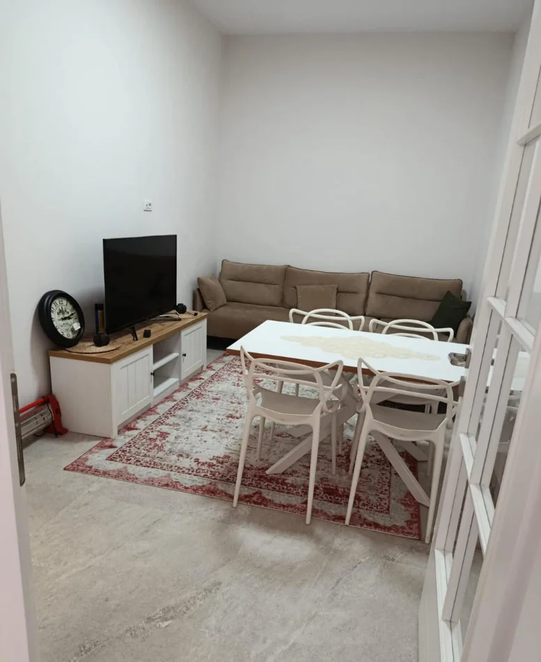 Tirane, jepet me qera apartament 2+1 , 75 m² 600 € (PRANE SHKOLLES BESNIK SYKJA)