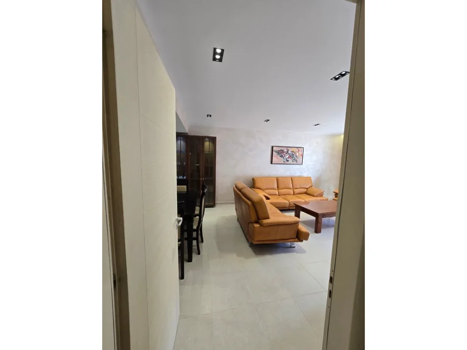 Tirane, jepet me qera apartament 2+1+Aneks+Ballkon Kati 11, 115 m² 500 € (tek Kompleksi Malajzan)