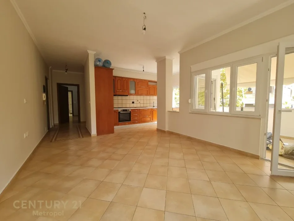Tirane, jepet me qera apartament 2+1+Aneks+Ballkon Kati 2, 110 m² 800 €