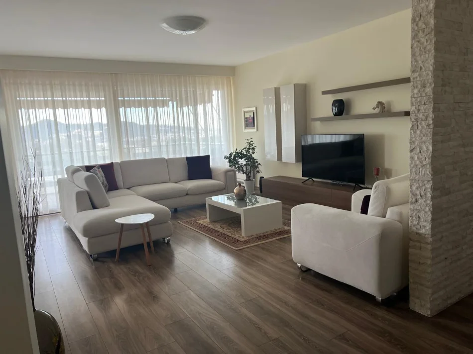 Tirane, jepet me qera apartament 2+1+Aneks+Ballkon Kati 2, 135 m² 1.500 € Long Hill (Rruga e Vilave)