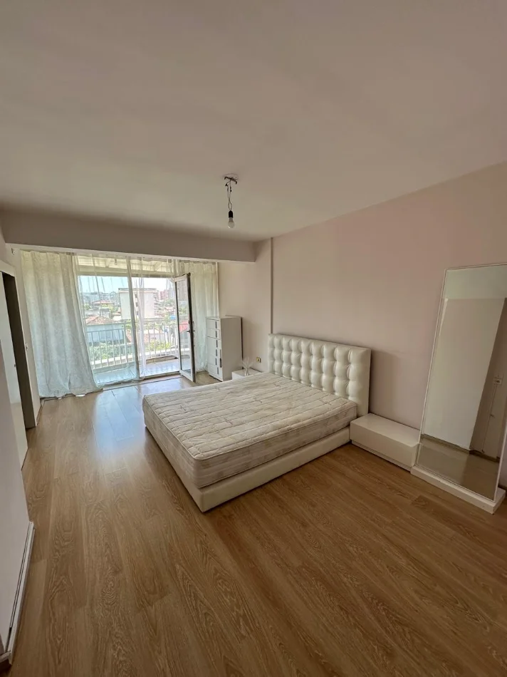 Tirane, jepet me qera apartament 2+1+Aneks+Ballkon Kati 2, 140 m² 650 € (ish fusha e aviacionit)