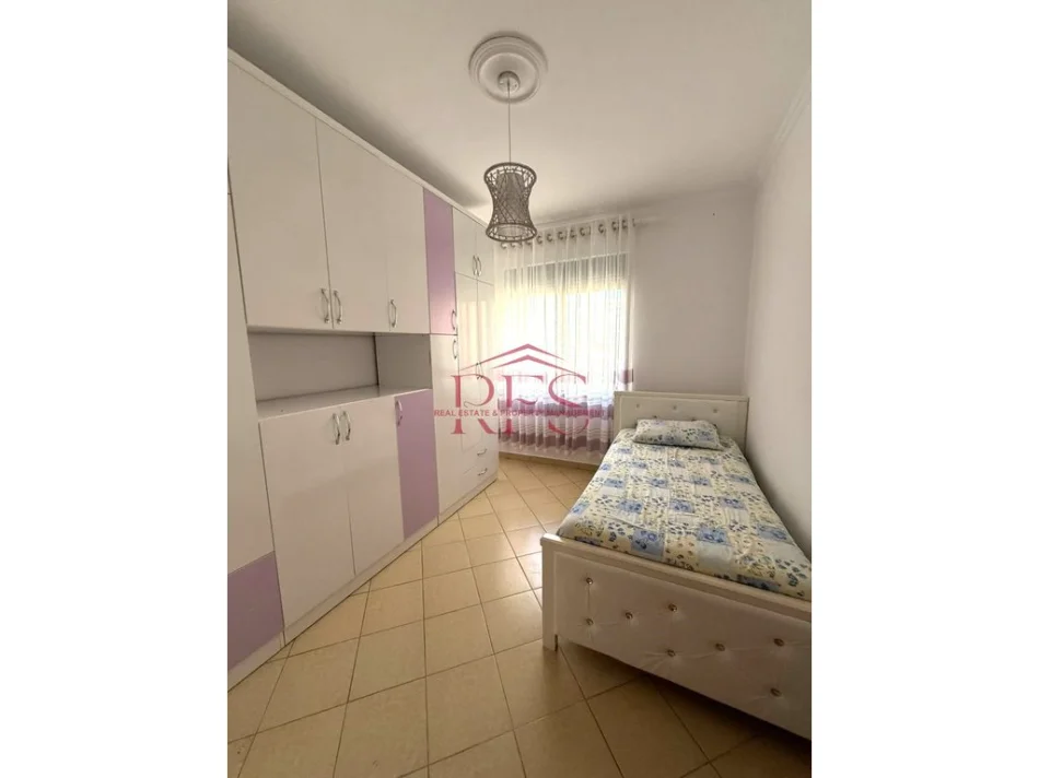 Tirane, jepet me qera apartament 2+1+Aneks+Ballkon Kati 2, 500 € (Yzberisht)