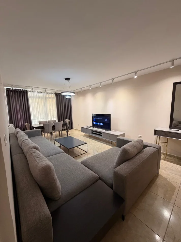 Tirane, jepet me qera apartament 2+1+Aneks+Ballkon Kati 3, 108 m² 800 € (Rruga dritan Hoxha Komoleksi Karavan)