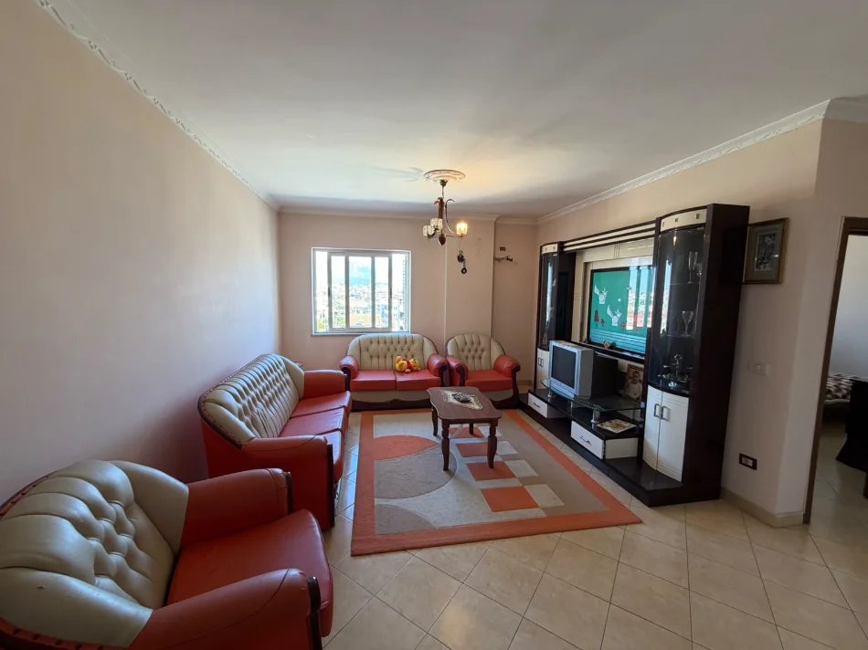 Tirane, jepet me qera apartament 2+1+Aneks+Ballkon Kati 4, 110 m² 400 € (ish dogana)