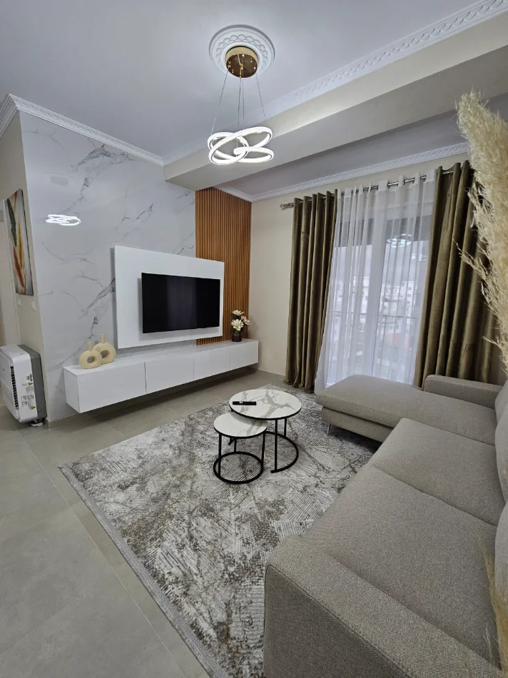 Tirane, jepet me qera apartament 2+1+Aneks+Ballkon Kati 5, 550 € (rruga sokrat miho)