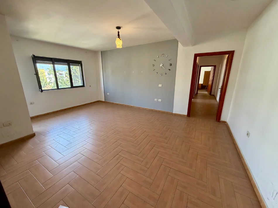 Tirane, jepet me qera apartament 2+1+Aneks+Ballkon Kati 5, 90 m² 400 € (Kthesa e Kamzes te Malajzjani)