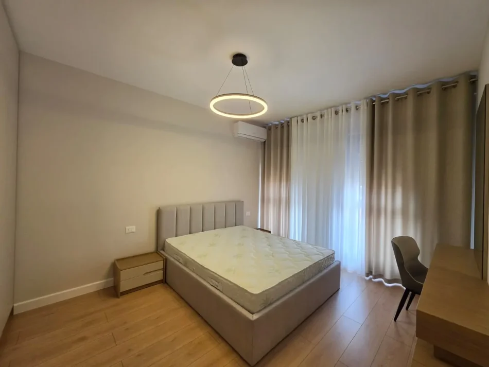 Tirane, jepet me qera apartament 2+1+Aneks+Ballkon Kati 7, 89 m² 800 € (ish stacioni i trenit)