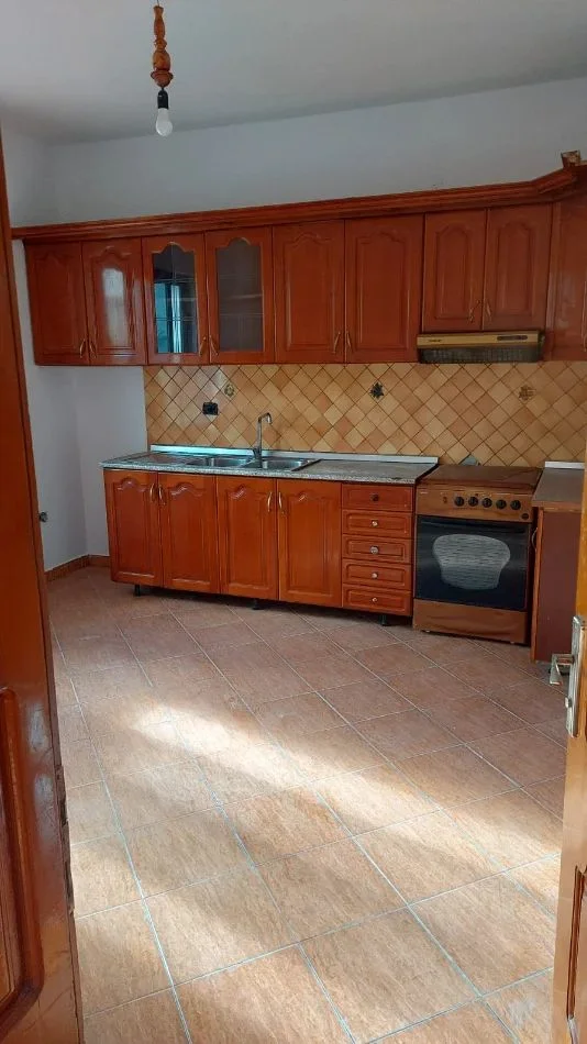 Tirane, jepet me qera apartament 2+1+Aneks Kati 1, 85 m² 450 € (AMERIKAN 2)