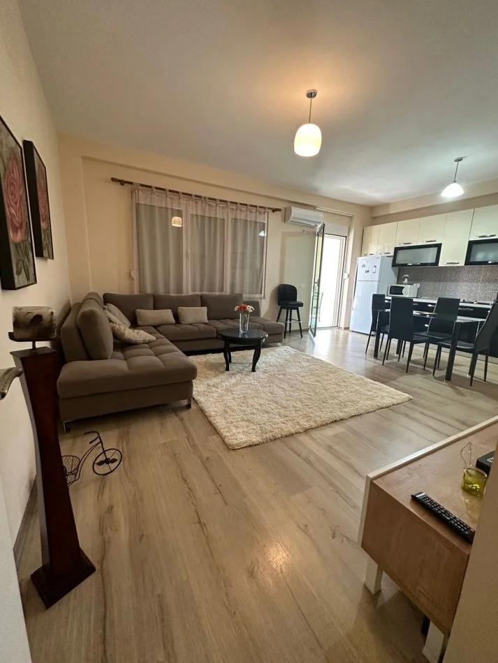 Tirane, jepet me qera apartament 2+1+Ballkon , 100 m² 70.000 € (LIQENI I THATE)