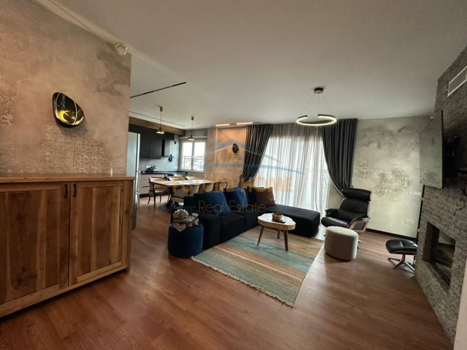 Tirane, jepet me qera apartament 2+1+Ballkon , 200 m² 1.700 € (Kompleksi Delijorgj)