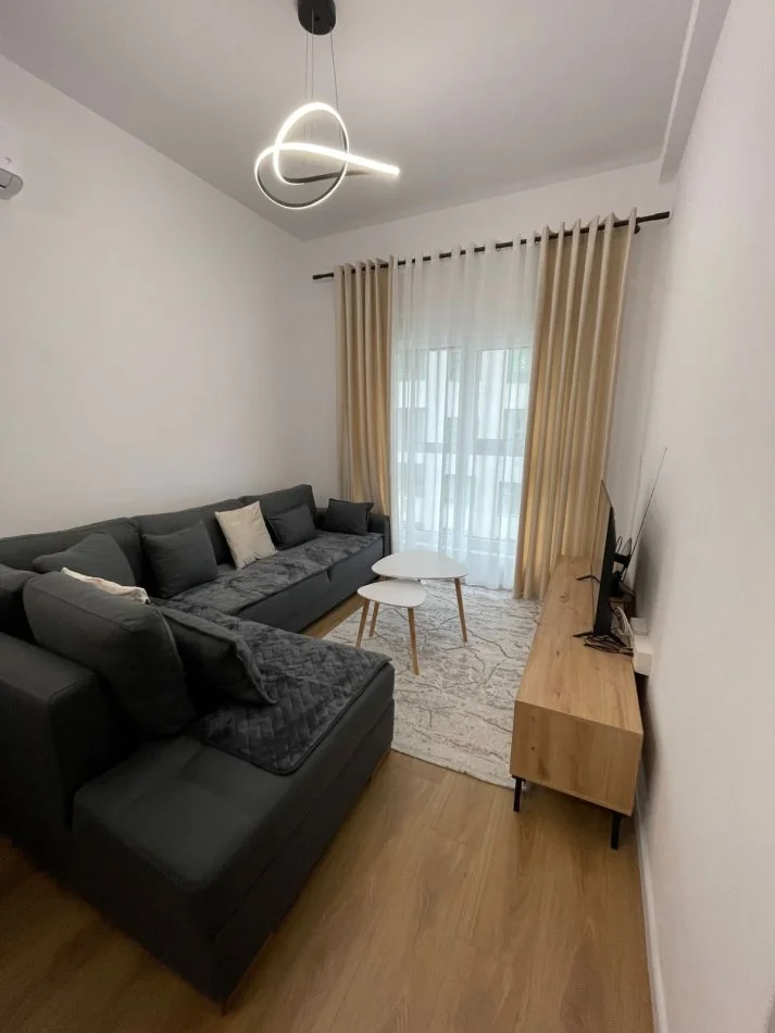 Tirane, jepet me qera apartament 2+1+Ballkon , 600 € (Kompleksi Kadiu)
