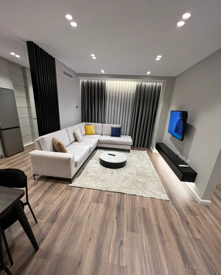 Tirane, jepet me qera apartament 2+1+Ballkon , 700 € (Fusha Aviacionit)