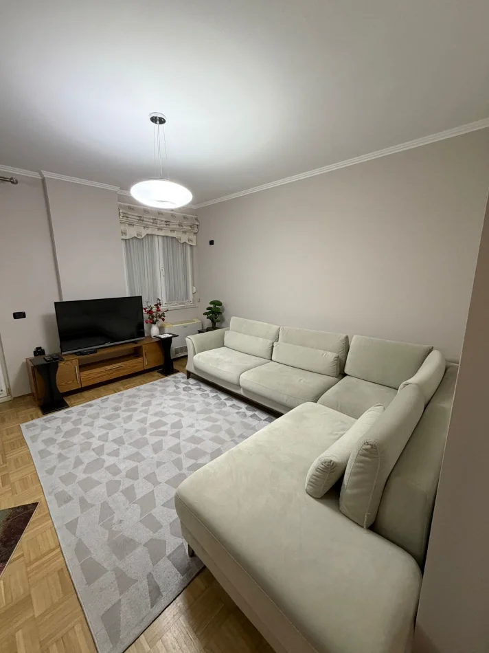 Tirane, jepet me qera apartament 2+1+Ballkon , 89 m² 900 € (Stadiumi Dinamo)Prane sheshit Wilson