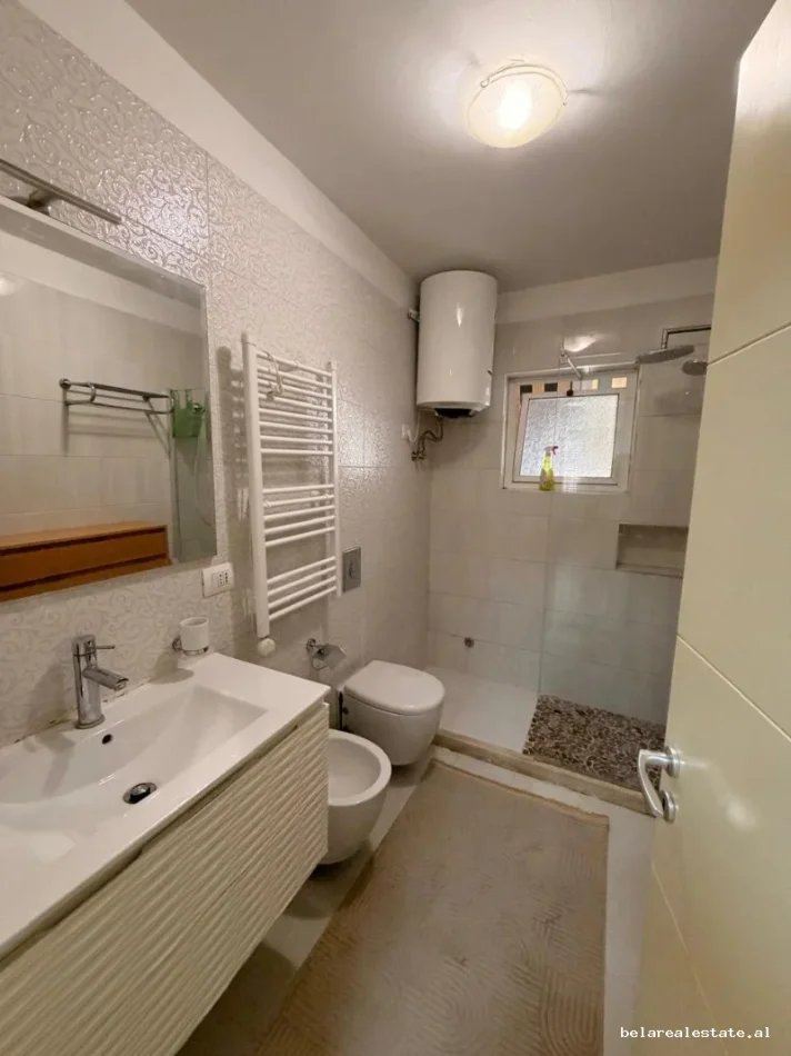 Tirane, jepet me qera apartament 2+1+Ballkon , 900 € (Rruga Dritan Hoxha)
