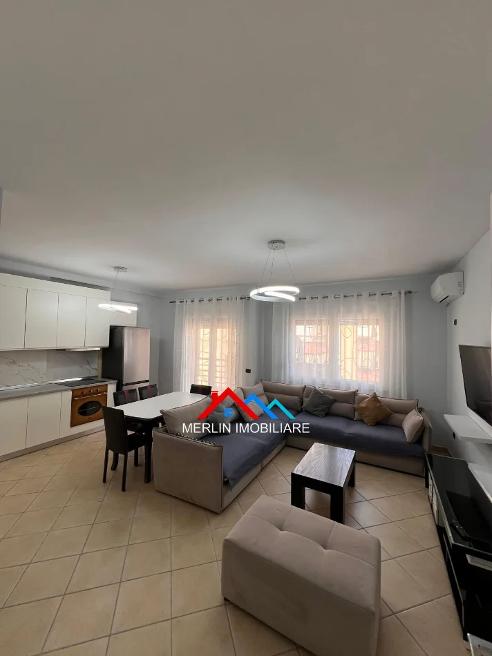 Tirane, jepet me qera apartament 2+1+Ballkon Kati 10, 103 m² 1.000 € (RRUGA QEMAL STAFA)