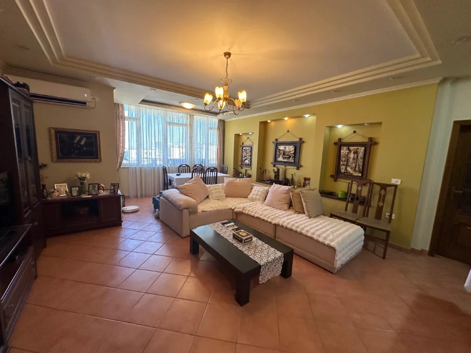 Tirane, jepet me qera apartament 2+1+Ballkon Kati 10, 120 m² 900 € (Rruga Fortuzi)