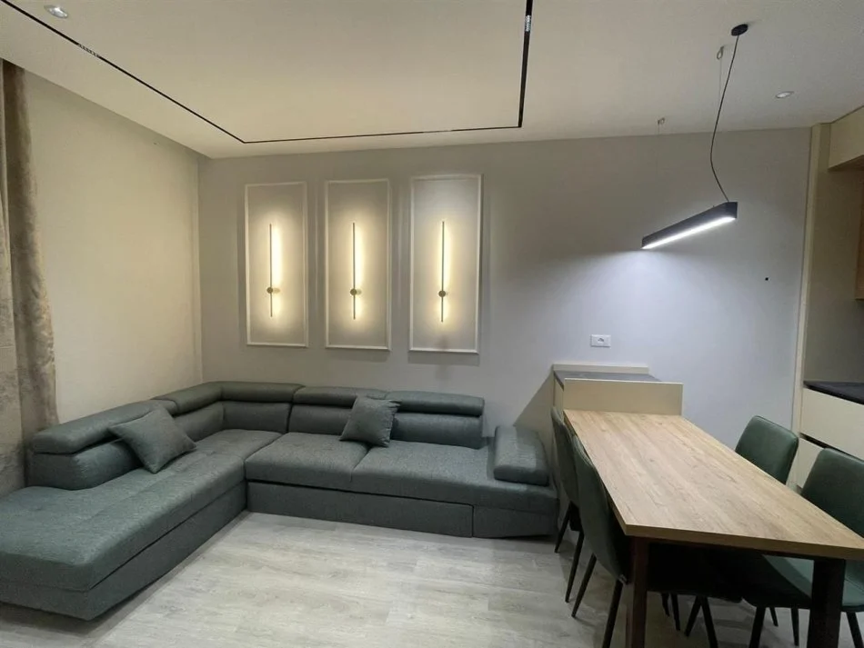 Tirane, jepet me qera apartament 2+1+Ballkon Kati 1, 120 m² 550 € (UNIVERS CITY)