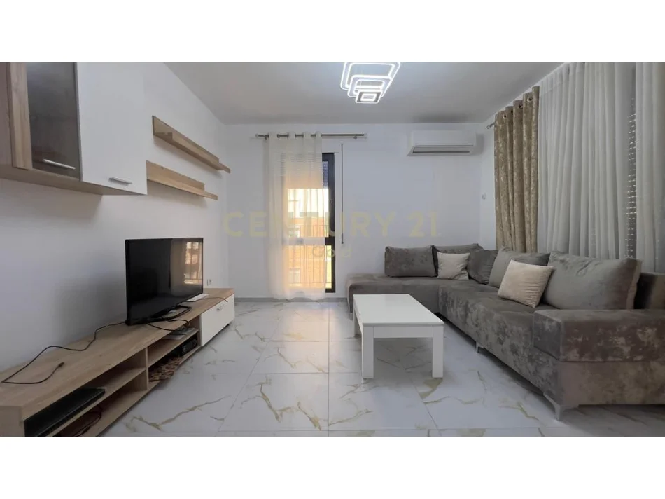 Tirane, jepet me qera apartament 2+1+Ballkon Kati 1, 120 m² 700 €