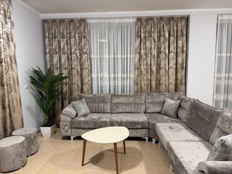 Tirane, jepet me qera apartament 2+1+Ballkon Kati 1, 122 m² 800 € (Bulevardi i Ri/Rr.Filip Jano)