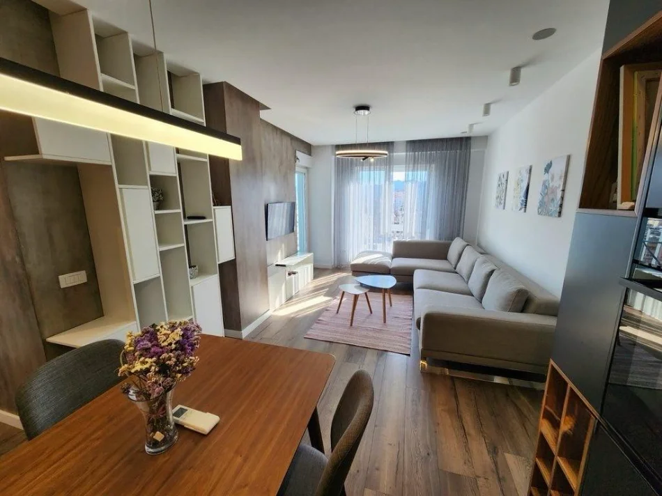 Tirane, jepet me qera apartament 2+1+Ballkon Kati 11, 91 m² 880 € (21 Dhjetori, Kompleksi Magnet)