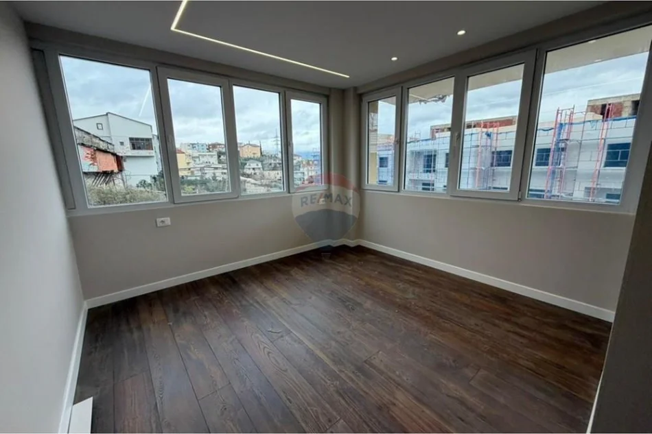 Tirane, jepet me qera apartament 2+1+Ballkon Kati 1, 70 m² 500 €