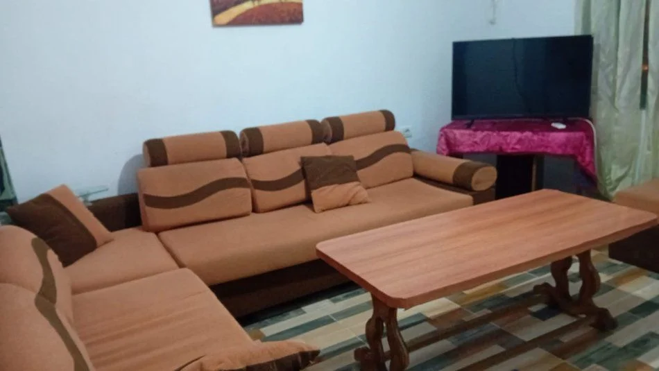Tirane, jepet me qera apartament 2+1+Ballkon Kati 1, 75 m² 500 € (SHKOLLA E BASHKUAR)