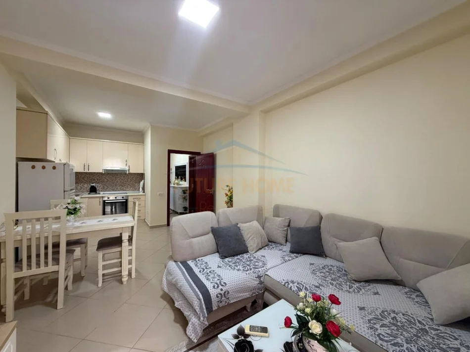 Tirane, jepet me qera apartament 2+1+Ballkon Kati 1, 75 m² 500 € (Unaza e Re)