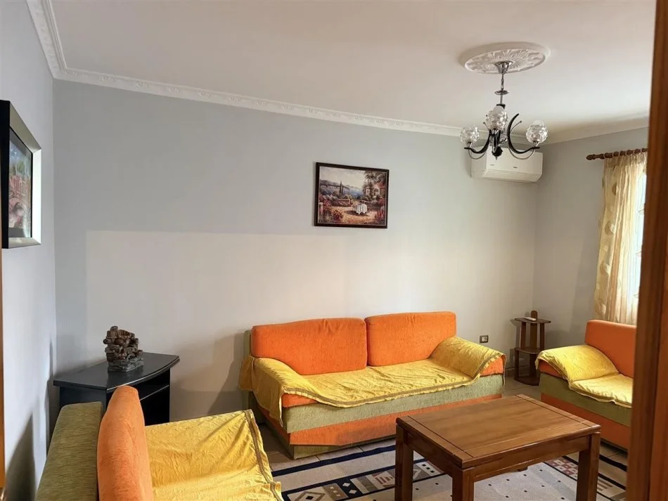 Tirane, jepet me qera apartament 2+1+Ballkon Kati 1, 75 m² 550 € (ISH PARKU)