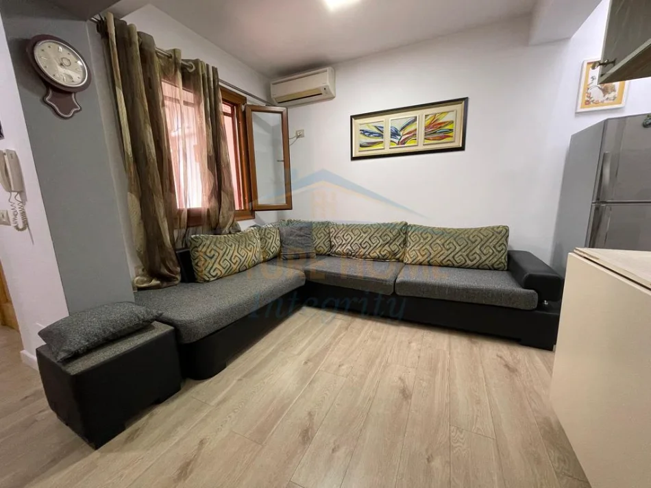 Tirane, jepet me qera apartament 2+1+Ballkon Kati 1, 80 m² (Brryli)