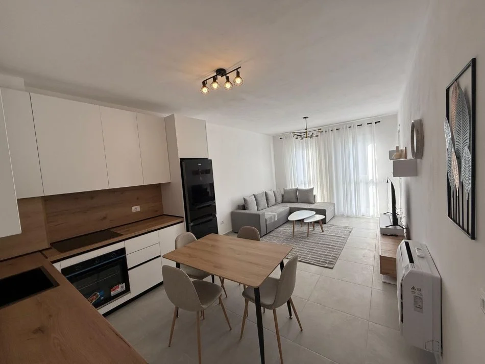 Tirane, jepet me qera apartament 2+1+Ballkon Kati 1, 85 m² 550 € (Univers City)
