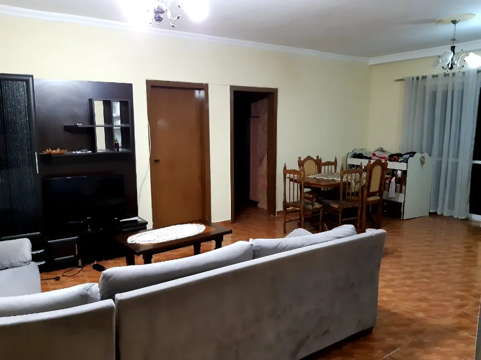 Tirane, jepet me qera apartament 2+1+Ballkon Kati 1, 86 m² 450 € (Rruga Muzaket)