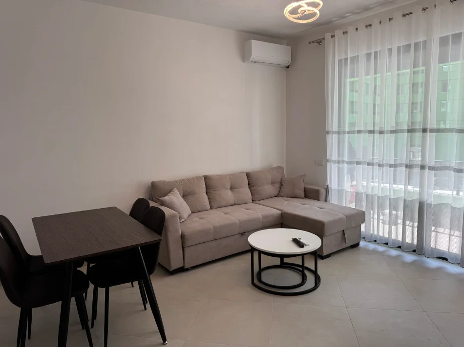 Tirane, jepet me qera apartament 2+1+Ballkon Kati 1, 88 m² 500 € (Rruga 5 Maji)