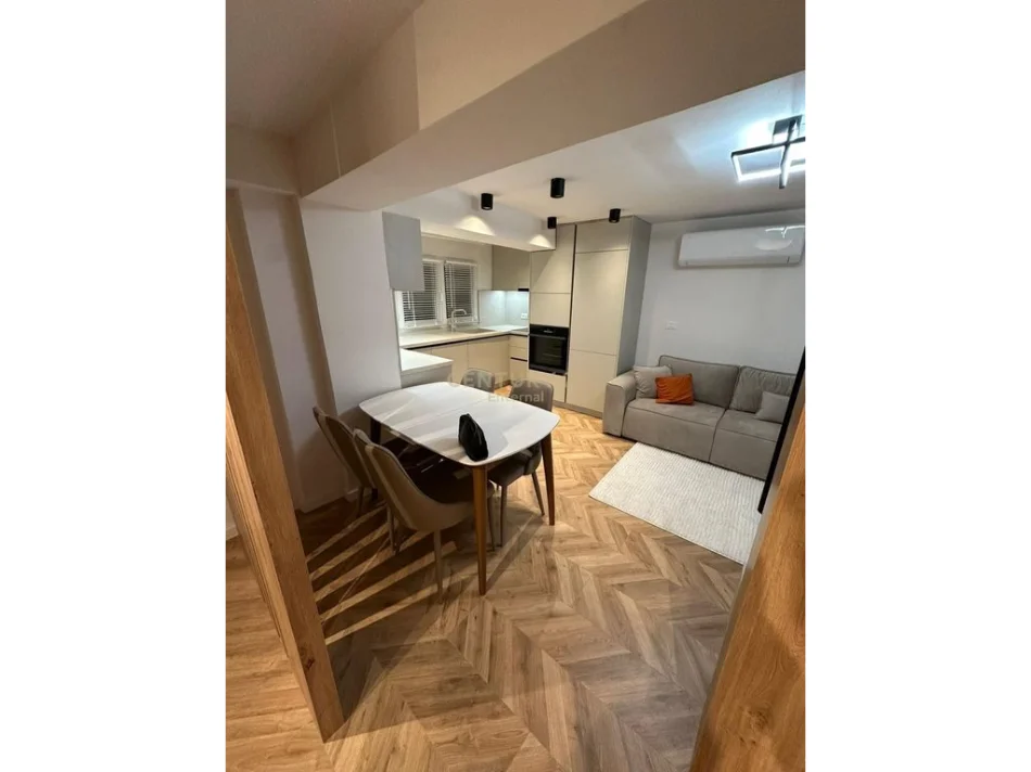 Tirane, jepet me qera apartament 2+1+Ballkon Kati 1, 90 m² 750 € (Tregu Elektrik)