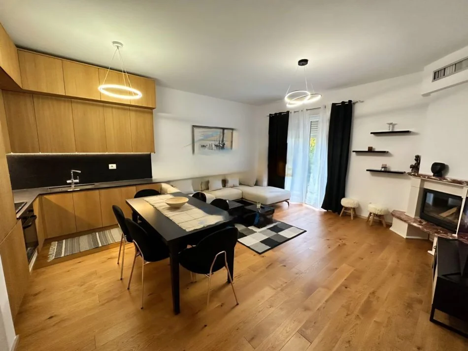 Tirane, jepet me qera apartament 2+1+Ballkon Kati 1, 95 m² 1.200 € (Secret Garden Residence)
