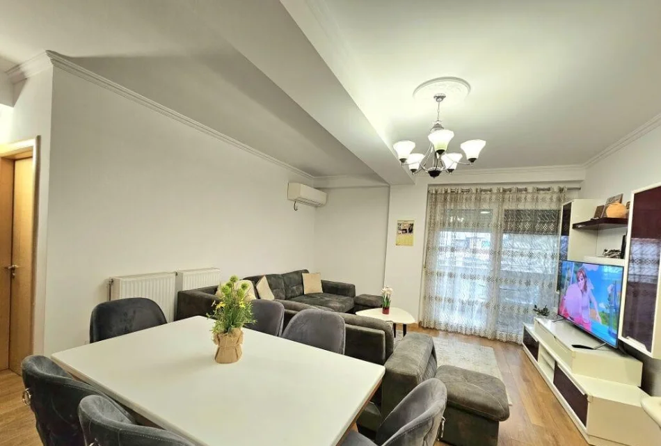 Tirane, jepet me qera apartament 2+1+Ballkon Kati 1, 95 m² 700 € (Kopshti Botanik/Rruga Selita e Vjeter)