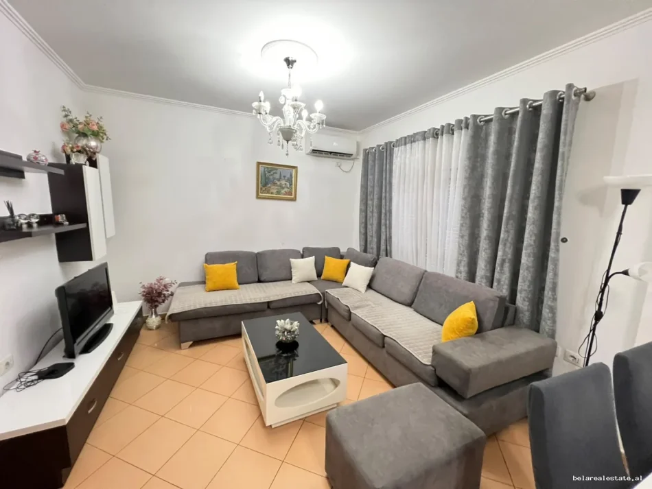 Tirane, jepet me qera apartament 2+1+Ballkon Kati 2, 100 m² 530 € (Ali demi)