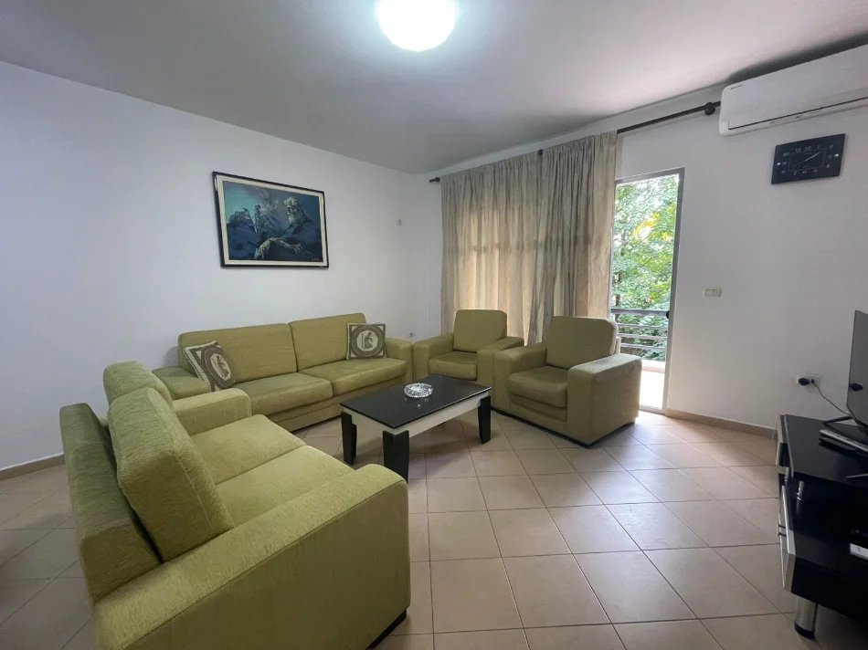 Tirane, jepet me qera apartament 2+1+Ballkon Kati 2, 102 m² 600 € (Riza Cerova-Shkolla Kuqe)